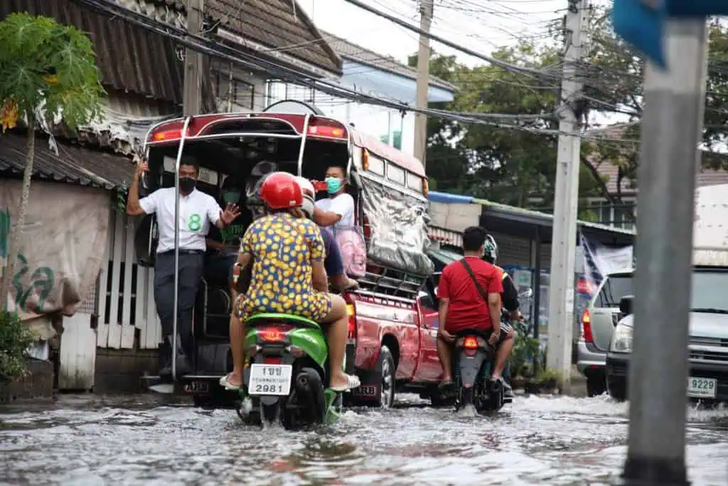 “ชัชชาติ สิทธิพันธุ์”ลุย ! น้ำท่วมหลังฝนถล่มดอนเมือง-หลักสี่ ชี้ชาวบ้านช้ำท่วมซ้ำซาก 10 ปี เสนอลอกท่อ-ลงทุนปั๊มทั้งระบบใหม่ แก้ท่วมได้ทันที