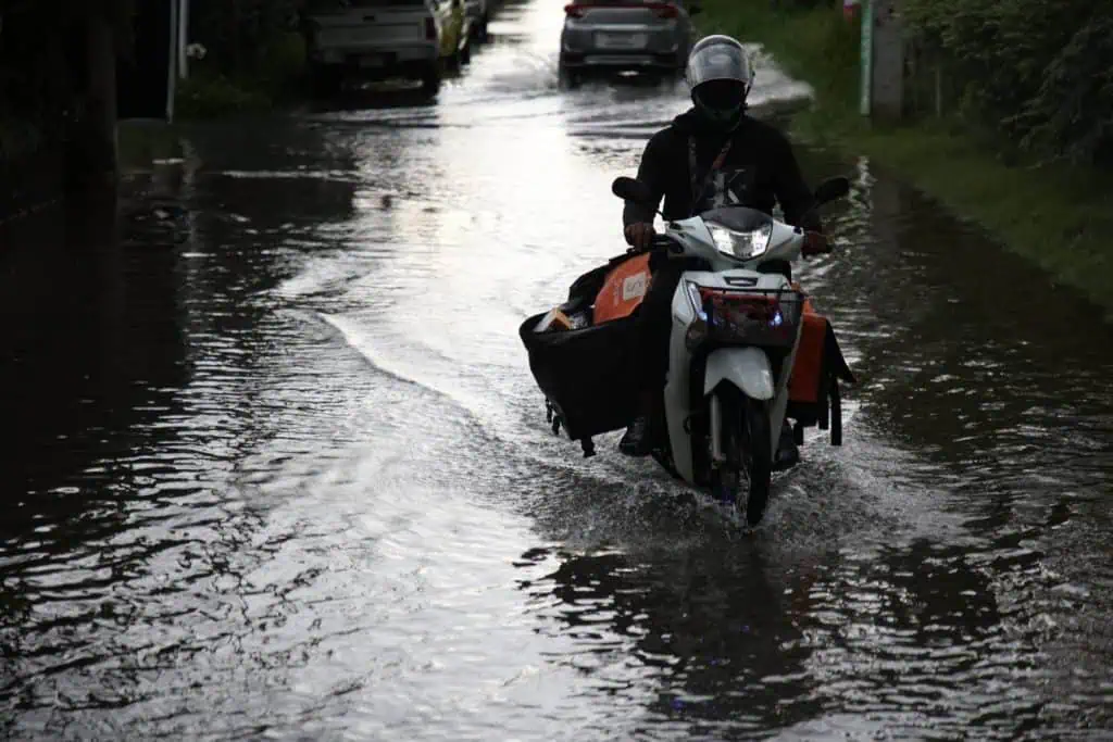 “ชัชชาติ สิทธิพันธุ์”ลุย ! น้ำท่วมหลังฝนถล่มดอนเมือง-หลักสี่ ชี้ชาวบ้านช้ำท่วมซ้ำซาก 10 ปี เสนอลอกท่อ-ลงทุนปั๊มทั้งระบบใหม่ แก้ท่วมได้ทันที