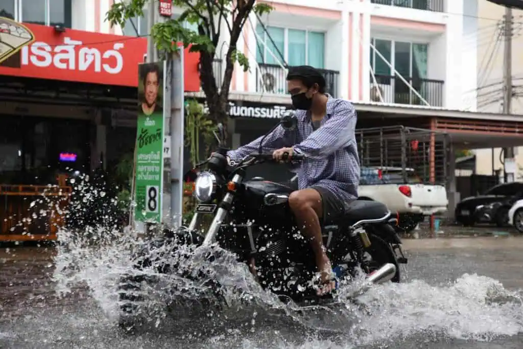 “ชัชชาติ สิทธิพันธุ์”ลุย ! น้ำท่วมหลังฝนถล่มดอนเมือง-หลักสี่ ชี้ชาวบ้านช้ำท่วมซ้ำซาก 10 ปี เสนอลอกท่อ-ลงทุนปั๊มทั้งระบบใหม่ แก้ท่วมได้ทันที