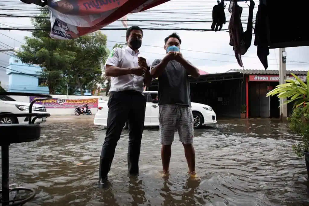 “ชัชชาติ สิทธิพันธุ์”ลุย ! น้ำท่วมหลังฝนถล่มดอนเมือง-หลักสี่ ชี้ชาวบ้านช้ำท่วมซ้ำซาก 10 ปี เสนอลอกท่อ-ลงทุนปั๊มทั้งระบบใหม่ แก้ท่วมได้ทันที