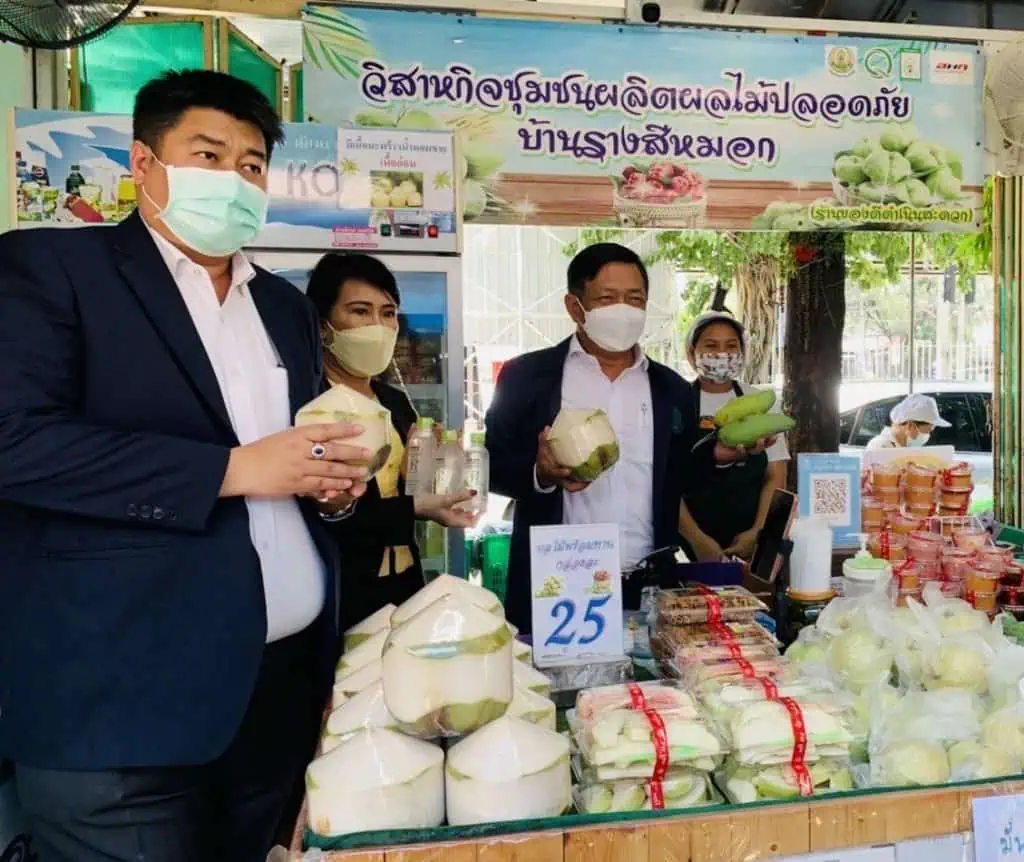 “เฉลิมชัย”สั่งฟรุ้ทบอร์ดเร่งปลุกตลาดผลไม้ทั่วประเทศ “อลงกรณ์”ผนึก”อตก.”เปิดจุดขายขยายตลาด