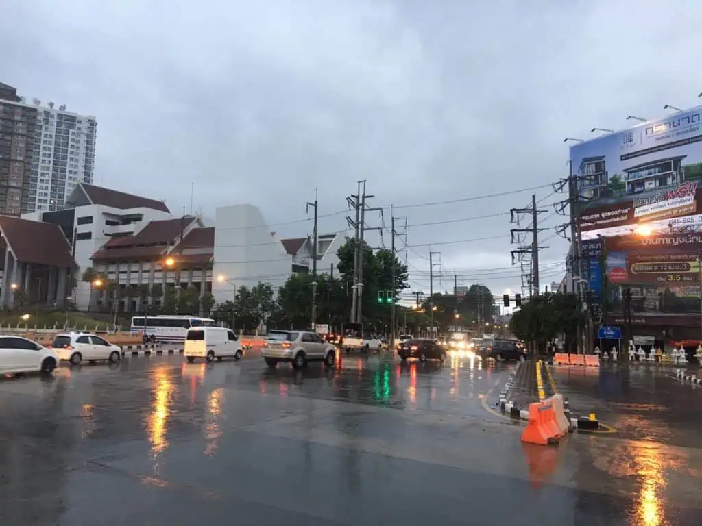 เชียงใหม่ เปิดเทอมวันแรกฝนตกรถติดหนัก