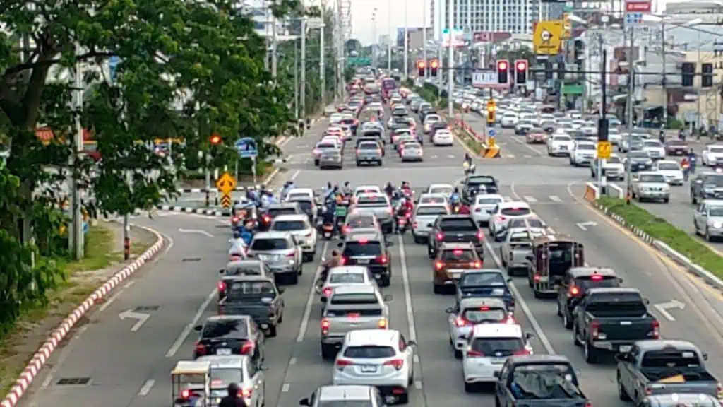 ฝนตกรับเปิดเทอมวันที่ 2 รถติดทั่วเมืองเชียงใหม่