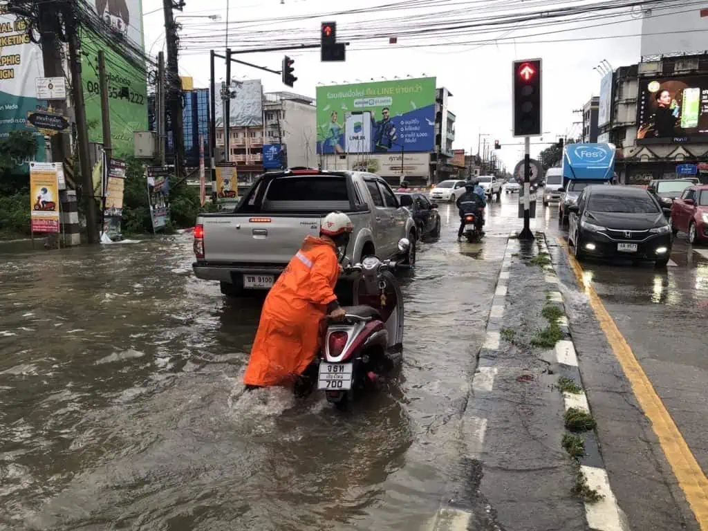 ประมวลภาพน้ำท่วมเมืองเชียงใหม่ ตร.จร.เร่งแก้ไขช่วยเหลือประชาชน