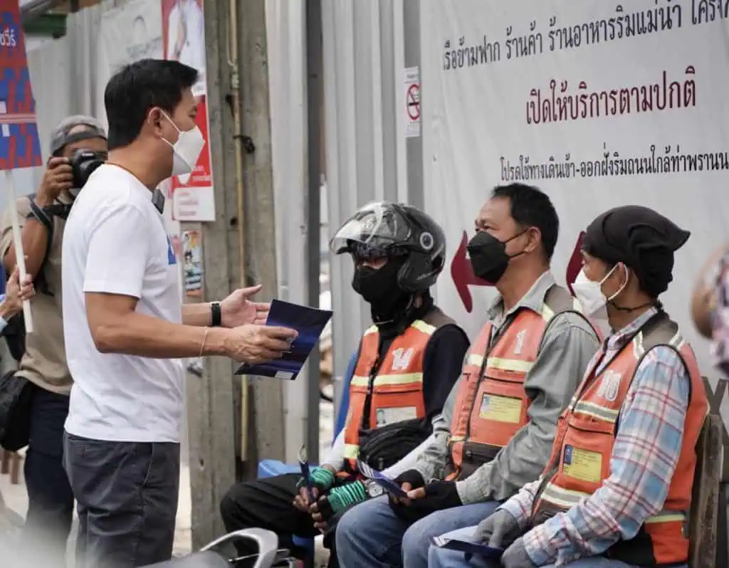 “เอ้ สุชัชวีร์” ลุยหาเสียงตลาดวังหลัง ผนึกกำลัง นภาพล อดีต ส.ก. ชี้ต้องเร่งกันน้ำท่วม