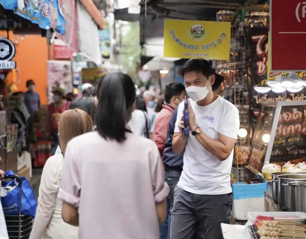 “เอ้ สุชัชวีร์” ลุยหาเสียงตลาดวังหลัง ผนึกกำลัง นภาพล อดีต ส.ก. ชี้ต้องเร่งกันน้ำท่วม