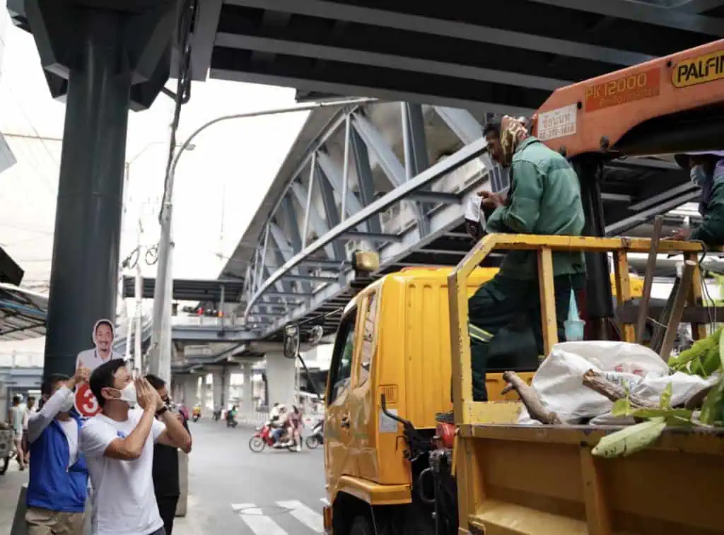 “เอ้ สุชัชวีร์” ลุยหาเสียงตลาดวังหลัง ผนึกกำลัง นภาพล อดีต ส.ก. ชี้ต้องเร่งกันน้ำท่วม