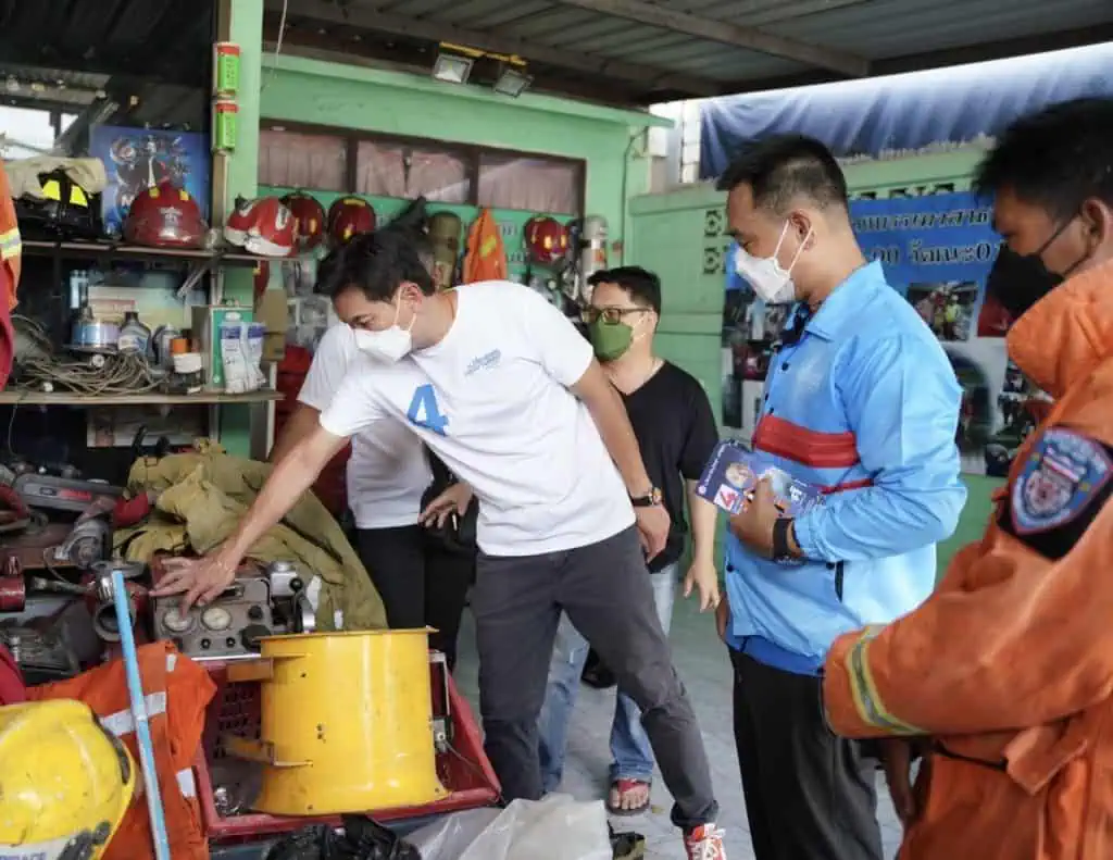 “เอ้ สุชัชวีร์” พบอาสาฯ บรรเทาสาธารณภัย ดอนเมือง ชี้ความปลอดภัยเป็นสวัสดิการพื้นฐานของทุกคน ชูนโยบายอินเทอร์เน็ตฟรี 150,000 จุดทั่ว กทม.