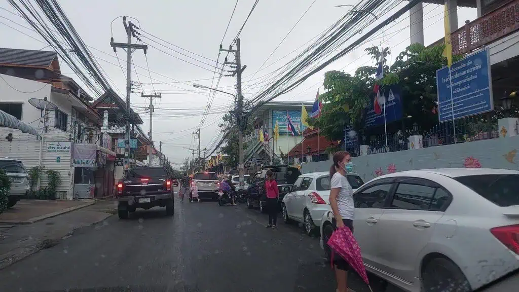 อนุบาลเชียงใหม่ เปิดเรียน-ปรับพื้นฐานวันแรก ผู้ปกครองตื่นเต้นส่งบุตรหลาน ทำรถติดแต่เช้า