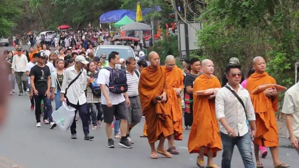 อัศจรรย์ ! เงาพระธาตุดอยสุเทพ สะท้อนบนฟ้าในช่วงค่ำ