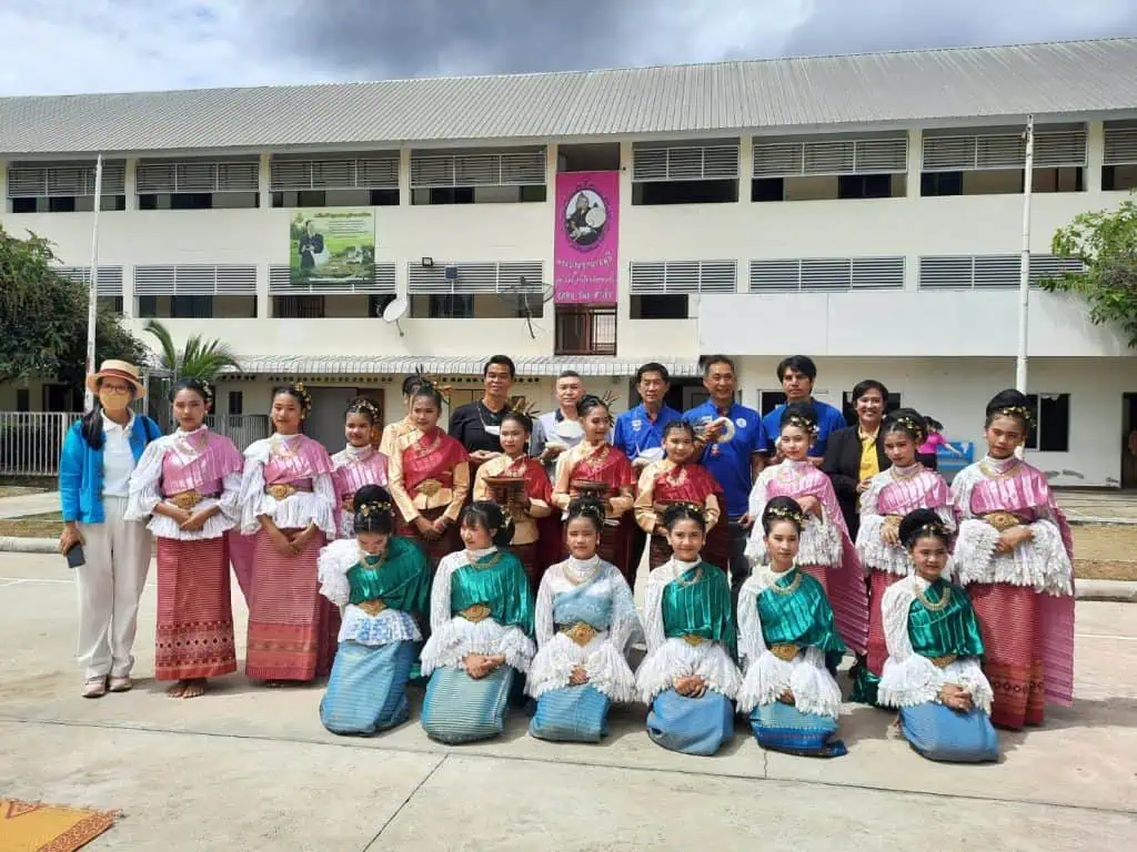 สมาชิกวุฒิสภาลงพื้นที่เชียงใหม่ มอบอุปกรณ์จำเป็นให้นักเรียนที่ได้รับความเดือนร้อนจากสถานการณ์โควิด – 19