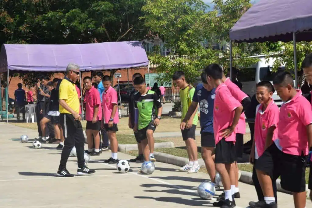 สมาชิกวุฒิสภาลงพื้นที่เชียงใหม่ มอบอุปกรณ์จำเป็นให้นักเรียนที่ได้รับความเดือนร้อนจากสถานการณ์โควิด – 19