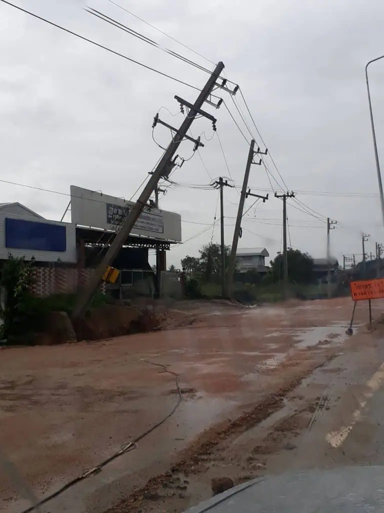 เมืองพร้าวหนักมาก สะพานขาด เสาไฟล้ม ดินสไลด์ปิดทาง