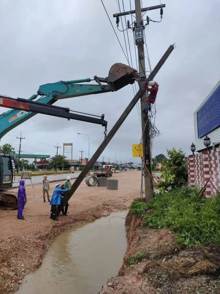 เมืองพร้าวหนักมาก สะพานขาด เสาไฟล้ม ดินสไลด์ปิดทาง