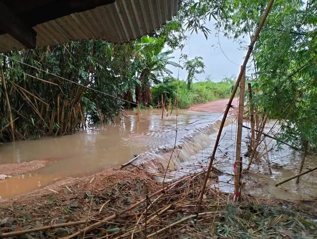 เมืองพร้าวหนักมาก สะพานขาด เสาไฟล้ม ดินสไลด์ปิดทาง