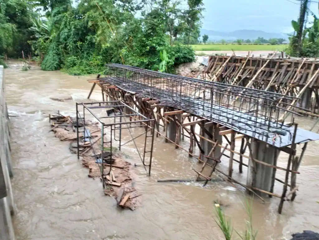 เมืองพร้าวหนักมาก สะพานขาด เสาไฟล้ม ดินสไลด์ปิดทาง