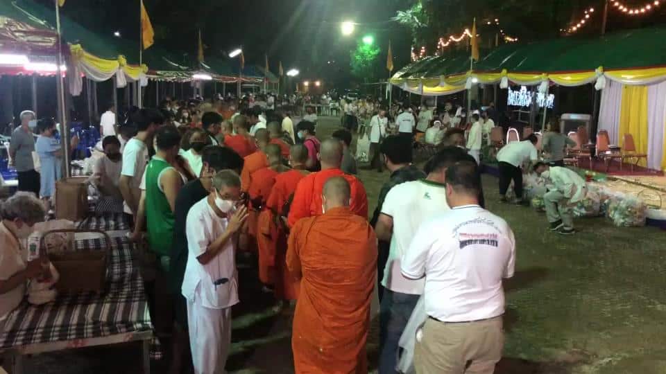 ชาวฟ้าฮ่ามตักบาตรเที่ยงคืน"วันเป็งปุด" สืบสานวิถีชาวล้านนา ชาวฟ้าฮ่ามตักบาตรเที่ยงคืน"วันเป็งปุด" สืบสานวิถีชาวล้านนา