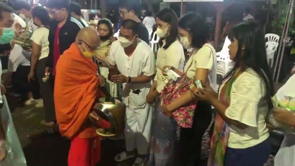 ชาวฟ้าฮ่ามตักบาตรเที่ยงคืน"วันเป็งปุด" สืบสานวิถีชาวล้านนา ชาวฟ้าฮ่ามตักบาตรเที่ยงคืน"วันเป็งปุด" สืบสานวิถีชาวล้านนา