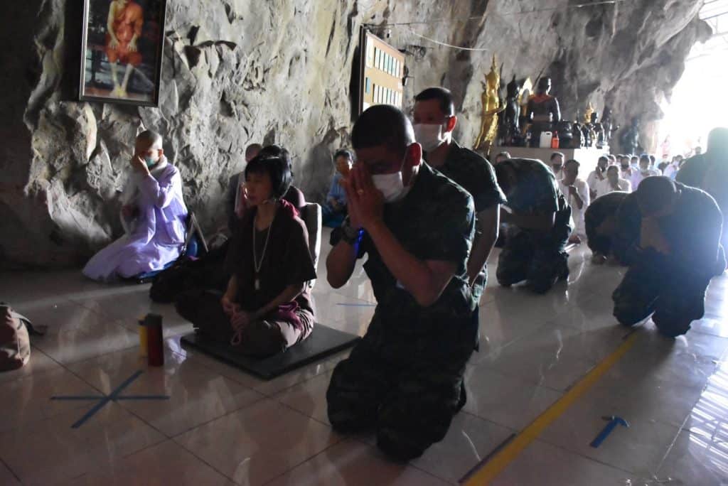 ผาเมืองร่วมใจเข้าวัดทำบุญวันอาสาฬหบูชาและถวายเทียนจำนำพรรษา ผาเมืองร่วมใจเข้าวัดทำบุญวันอาสาฬหบูชาและถวายเทียนจำนำพรรษา