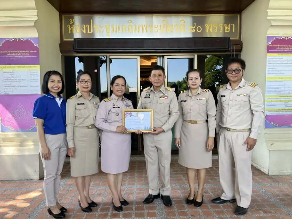 ประกาศเกียรติคุณ "บ้านดอนปิน" หมู่บ้านต้นแบบประชาธิปไตยดีเด่น