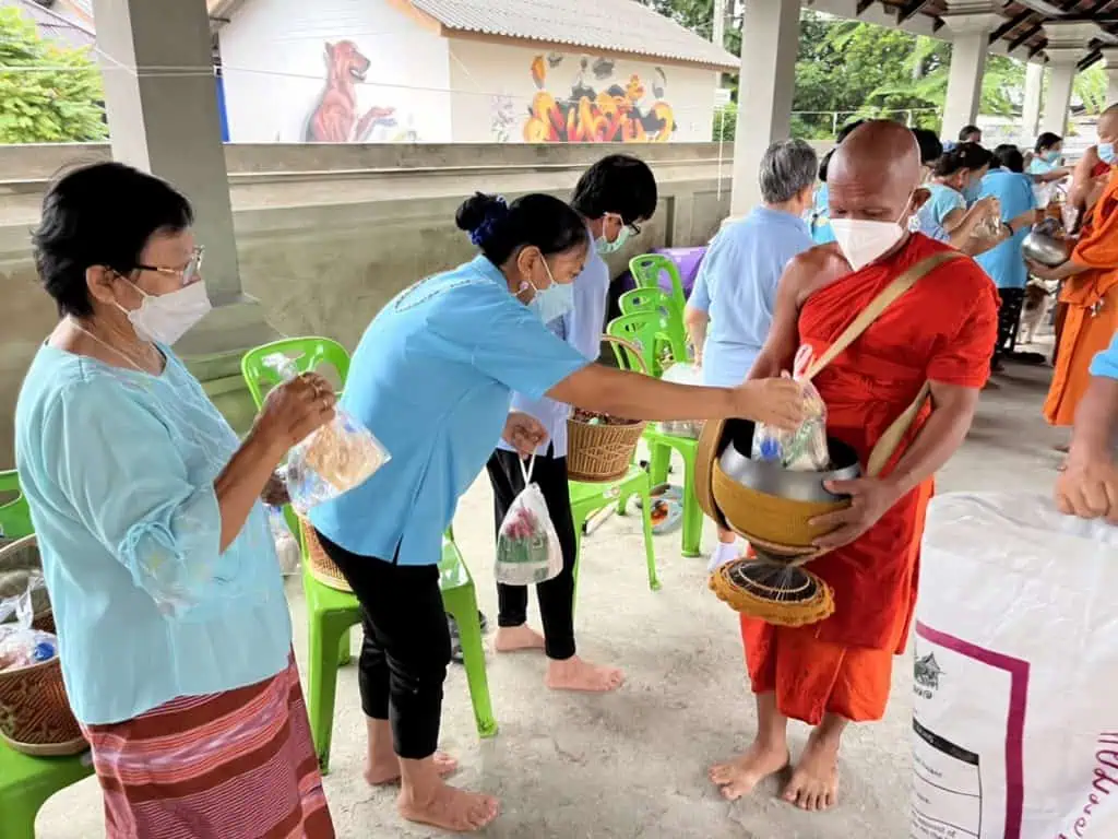 แม่ลูกร่วมทำบุญตักบาตร เนื่องในวันแม่แห่งชาติ