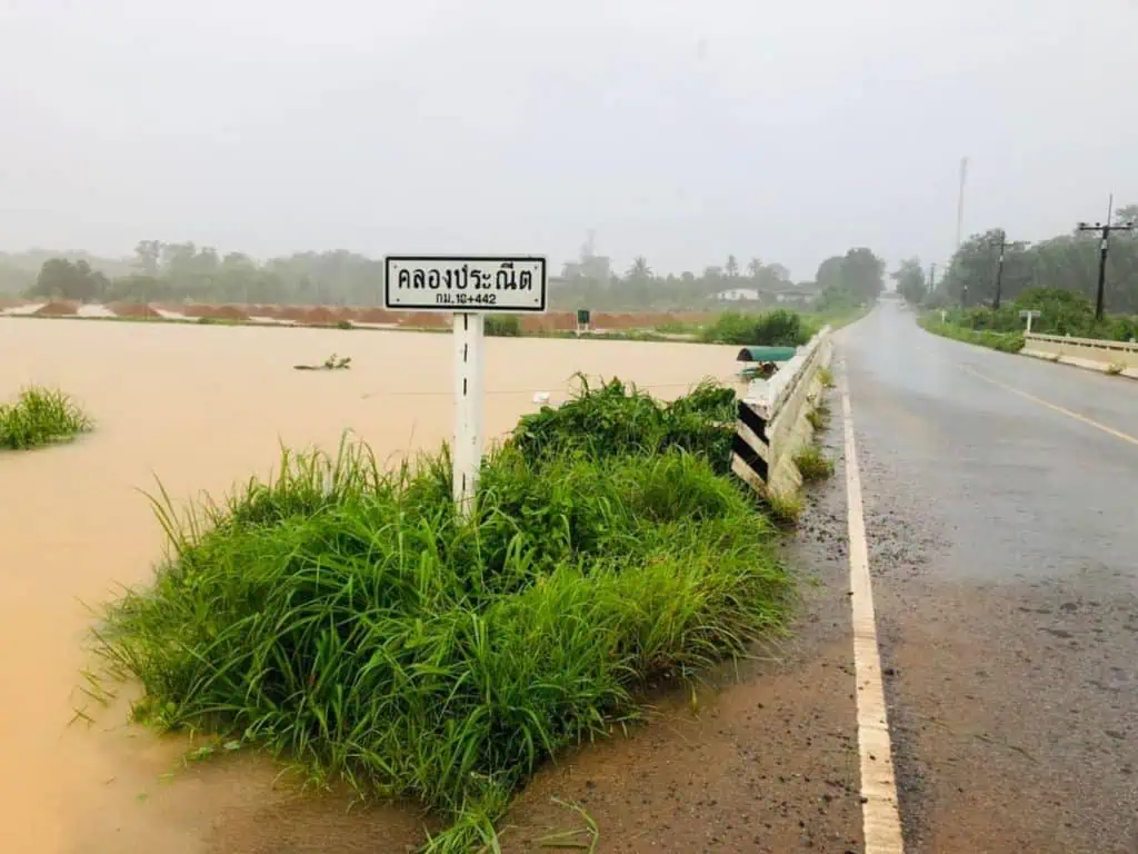 กรมป้องกันและบรรเทาสาธารณภัย DDPM ระดมคนช่วยเหลือประชาชนในภาคอีสานและตะวันออกหลังเจอฝนถล่มน้ำท่วมในหลายพื้นที่