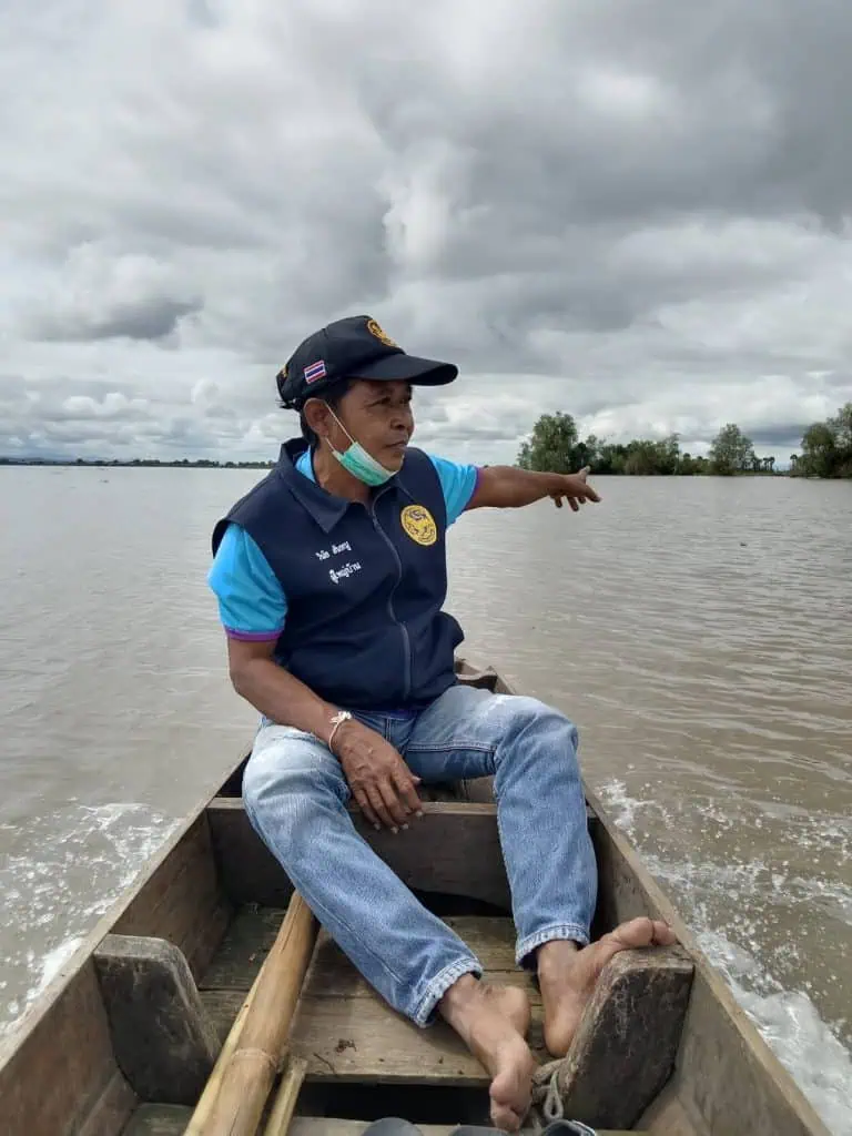 ผู้ใหญ่วินัย ปล่อยพันธุ์สัตว์น้ำเพื่อให้ชาวบ้านได้ทำการประมงจับปลา กุ้งที่โตเต็มวัยไปเป็นอาหาร