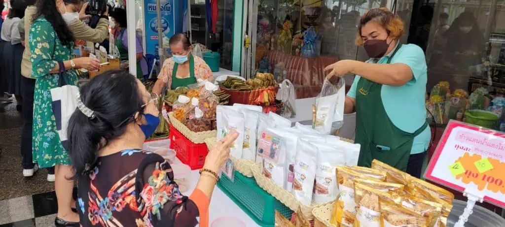 ร้านสหกรณ์กรุงเทพ พระปิ่นเกล้า เปิดจำหน่ายสินค้าสหกรณ์ผู้ผลิตพบบริโภคสู่ซูเปอร์มาร์เก็ตสหกรณ์ มีสินค้าอุปโภคบริโภค สินค้าแปรรูป จากพี่น้องเกษตรกร สหกรณ์ผู้ผลิตราคาถูก