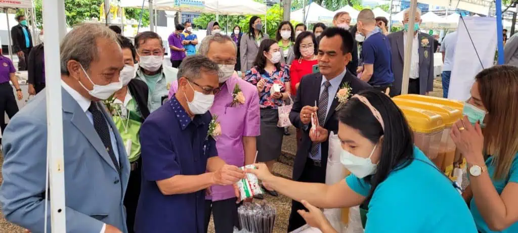 ร้านสหกรณ์กรุงเทพ พระปิ่นเกล้า เปิดจำหน่ายสินค้าสหกรณ์ผู้ผลิตพบบริโภคสู่ซูเปอร์มาร์เก็ตสหกรณ์ มีสินค้าอุปโภคบริโภค สินค้าแปรรูป จากพี่น้องเกษตรกร สหกรณ์ผู้ผลิตราคาถูก