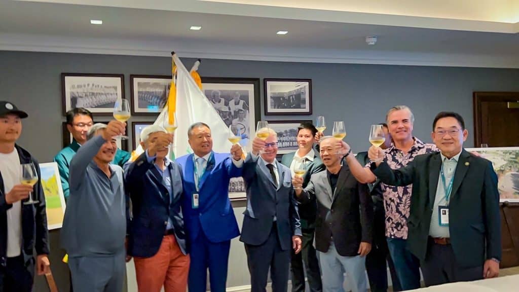 “เหยียน ปิน -เพ้ง “ร่วมฉลอง 100 ปี สนามกอล์ฟเก่าแก่อังกฤษ ชู Wentworth Golf Club ต้นแบบลงทุนสนามกอล์ฟในไทย หวังยกระดับไทยมีสนามกอล์ฟระดับโลก “เหยียน ปิน -เพ้ง “ร่วมฉลอง 100 ปี สนามกอล์ฟเก่าแก่อังกฤษ ชู Wentworth Golf Club ต้นแบบลงทุนสนามกอล์ฟในไทย หวังยกระดับไทยมีสนามกอล์ฟระดับโลก