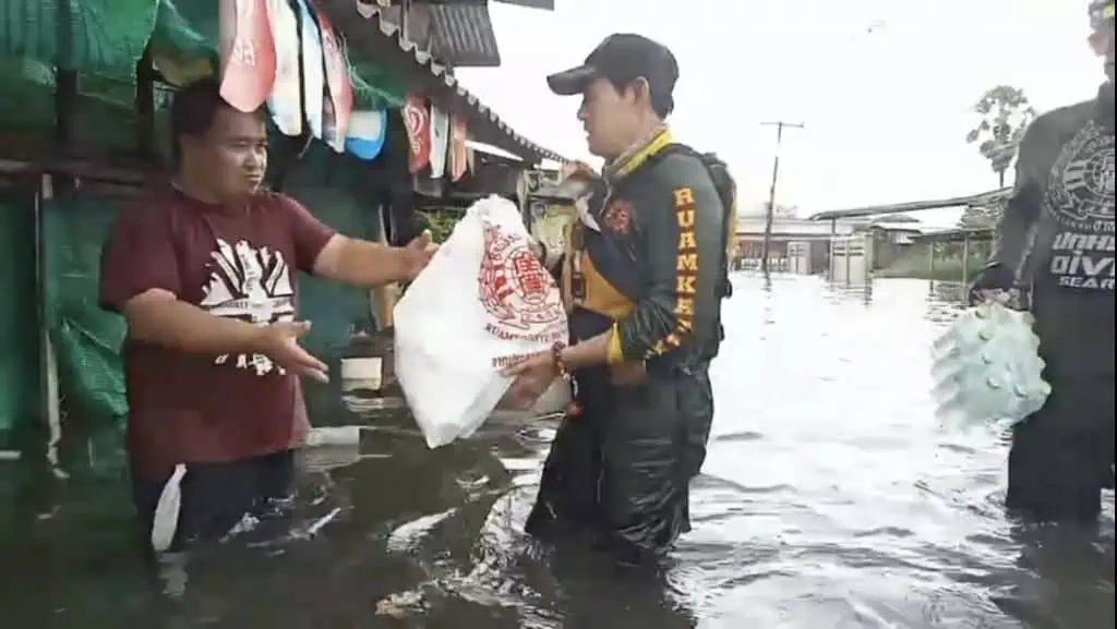 ท็อป บิณฑ์ บรรลือฤทธิ์ นำทีมร่วมกตัญญูลุยน้ำช่วยผู้ประสบอุทกภัย มอบถุงยังชีพ, น้ำดื่ม, เงินครอบครัวละ 500 บาท 