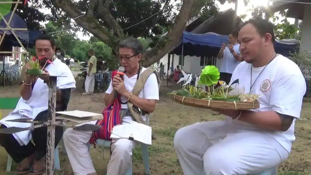 สายมูแห่ร่วมพิธีแบบโบราณกวนสีผึ้งสาลิกาจับปากโลง เสริมมงคลเฮงๆ