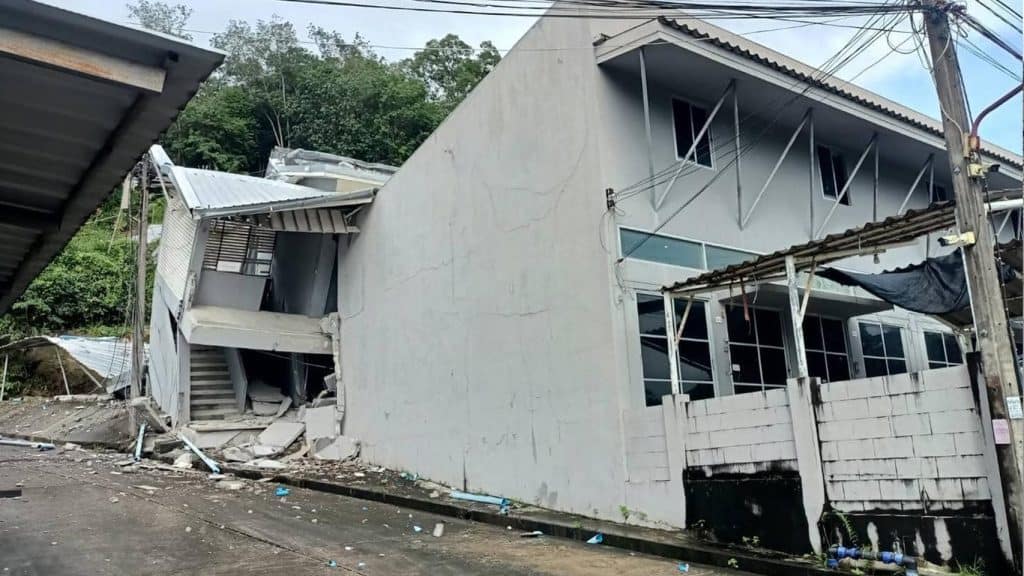 รองผู้ว่าฯ เผยสาเหตุอาคารถล่มที่ภูเก็ต พบไม่ได้ตอกเสาเข็ม ประกอบกับฝนที่ตกสะสม รองผู้ว่าฯ เผยสาเหตุอาคารถล่มที่ภูเก็ต พบไม่ได้ตอกเสาเข็ม ประกอบกับฝนที่ตกสะสม