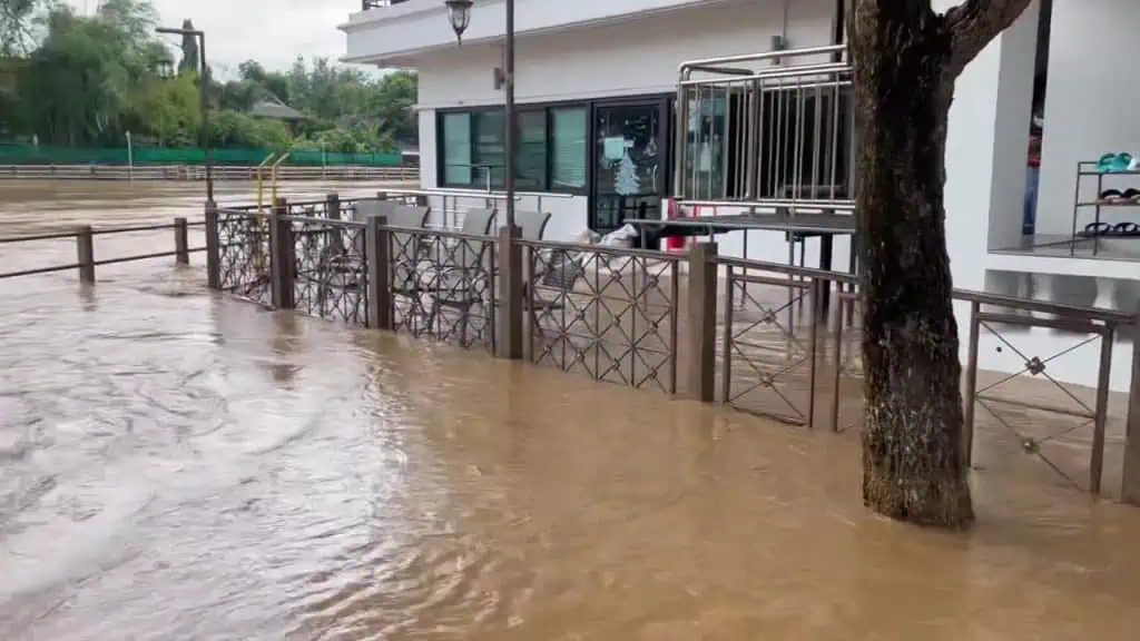 เชียงใหม่อ่วม ประสานกู้ภัยช่วยผู้สูงวัยหนีน้ำท่วม