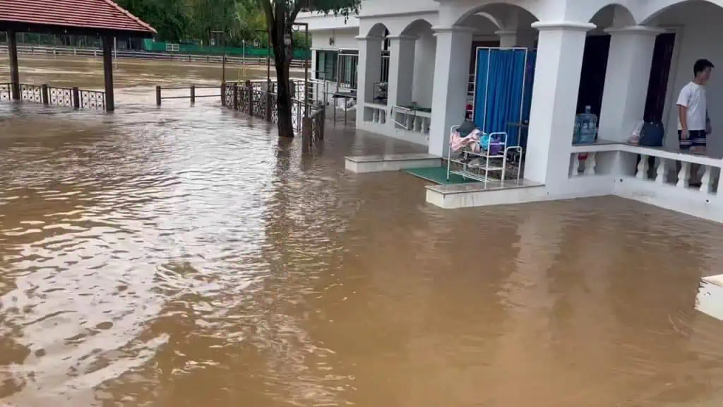 เชียงใหม่อ่วม ประสานกู้ภัยช่วยผู้สูงวัยหนีน้ำท่วม