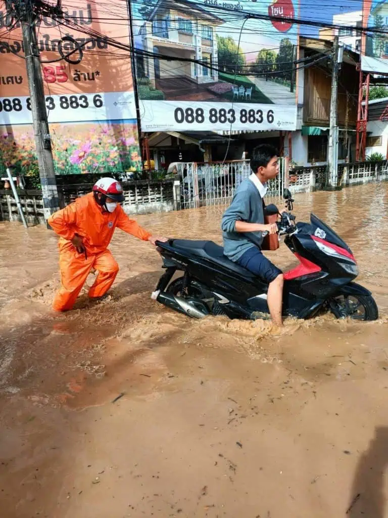 ภาพประทับใจ จราจรเชียงใหม่ ช่วยประชาชนยามน้ำท่วม