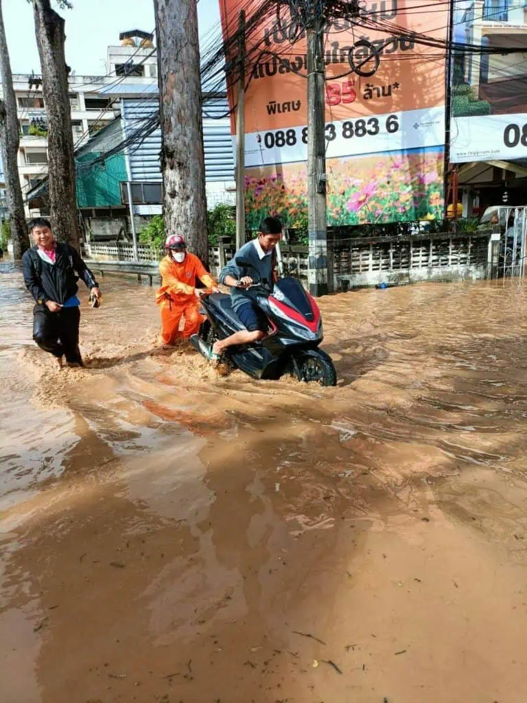 ภาพประทับใจ จราจรเชียงใหม่ ช่วยประชาชนยามน้ำท่วม