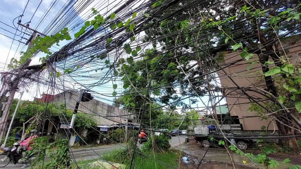 ชาวเชียงใหม่ ร้องแก้สายไฟหลุดลุ่ย ผู้ว่าฯสั่งเร่งจัดระเบียบลงดิน