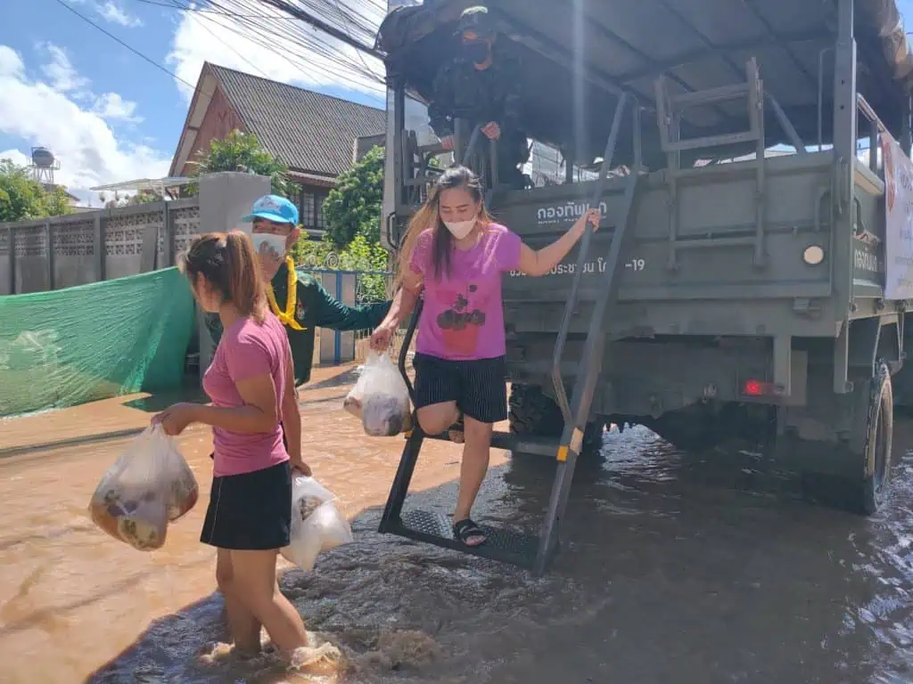 ผบ.มทบ 33 จัดรถรับส่งช่วยประชาชนในพื้นที่น้ำท่วม