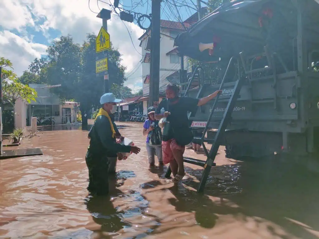 ผบ.มทบ 33 จัดรถรับส่งช่วยประชาชนในพื้นที่น้ำท่วม