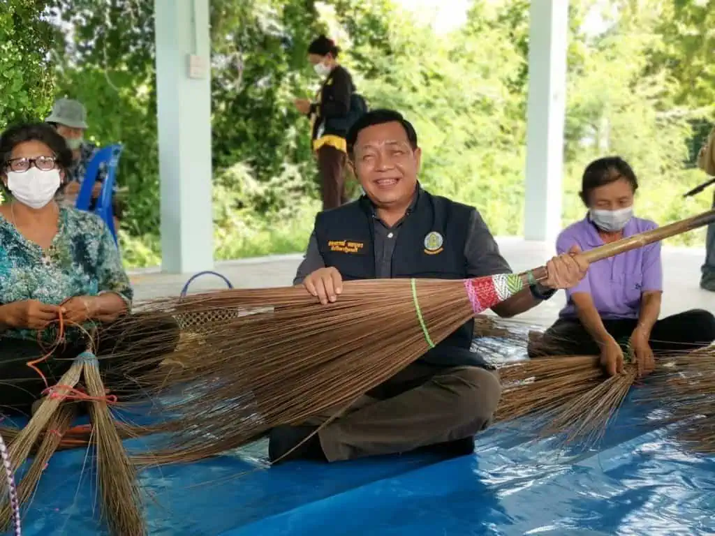 "อลงกรณ์" ลุยพัฒนาอาชีพ "เกษตรกรบางครก" สร้างแบรนด์ 4 ผลิตภัณฑ์