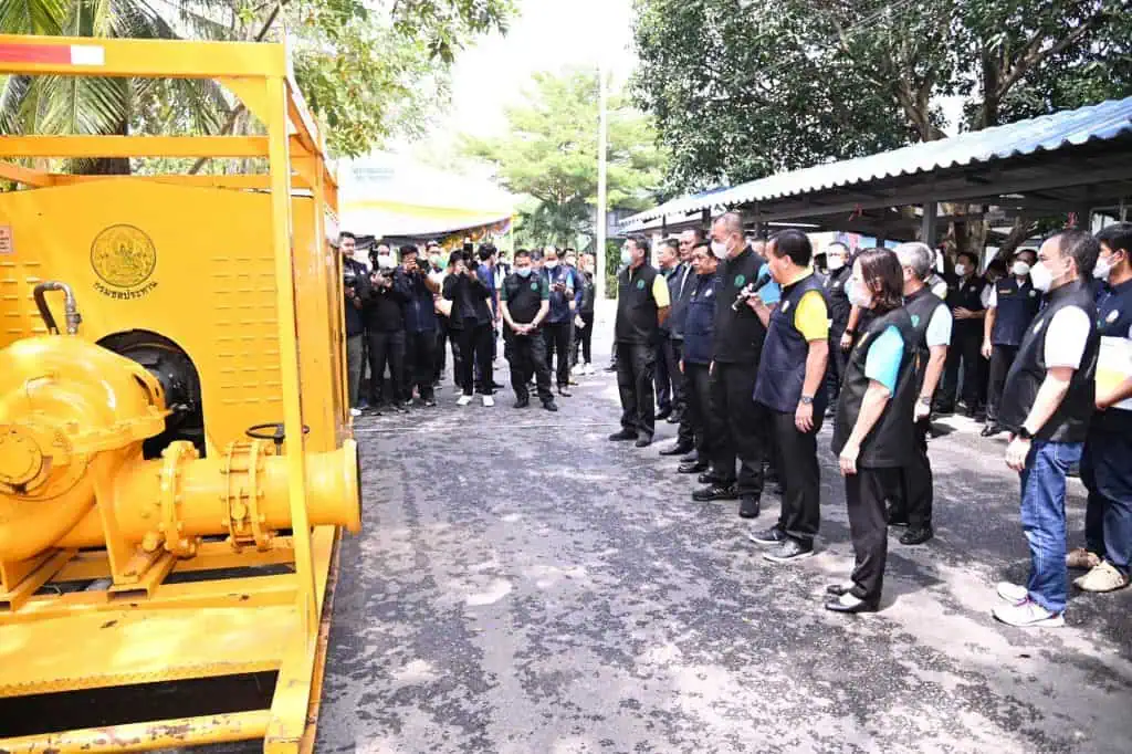 ‘เฉลิมชัย’ ลุยตรวจความพร้อมป้องกันน้ำท่วมเพชรบุรี