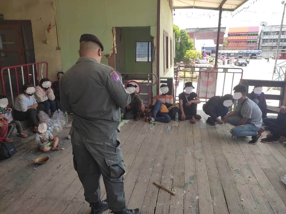 ผาเมืองรวบ 20 ผู้ลักลอบเข้าเมือง ผาเมืองรวบ 20 ผู้ลักลอบเข้าเมือง