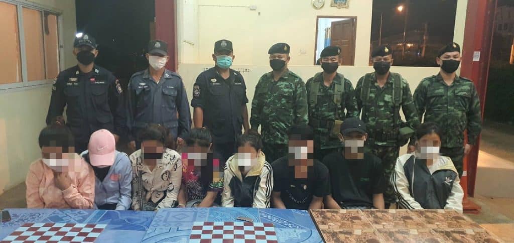 ผาเมืองรวบ 20 ผู้ลักลอบเข้าเมือง ผาเมืองรวบ 20 ผู้ลักลอบเข้าเมือง