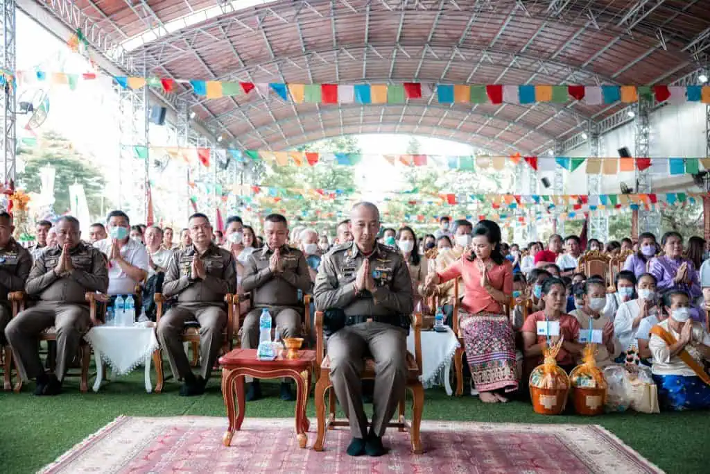 พล.ต.อ.ต่อศักดิ์ นำพุทธศาสนิกชนและคณะศิษย์ครูบาอริยชาติทอดกฐินสามัคคีได้ยอดเงินกว่า 160 ล้านบาท