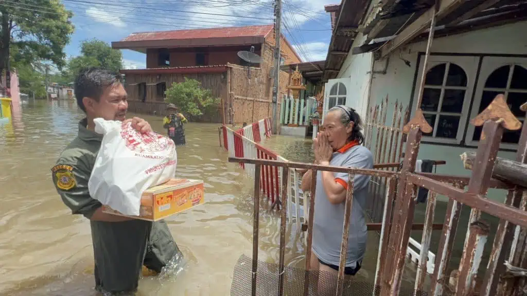 มูลนิธิร่วมกตัญญูเข้าช่วยผู้ประสบภอุทกภัยที่จ.ชัยภูมิ หลังน้ำล้นแม่น้ำชีเข้าท่วมเขตเทศบาล