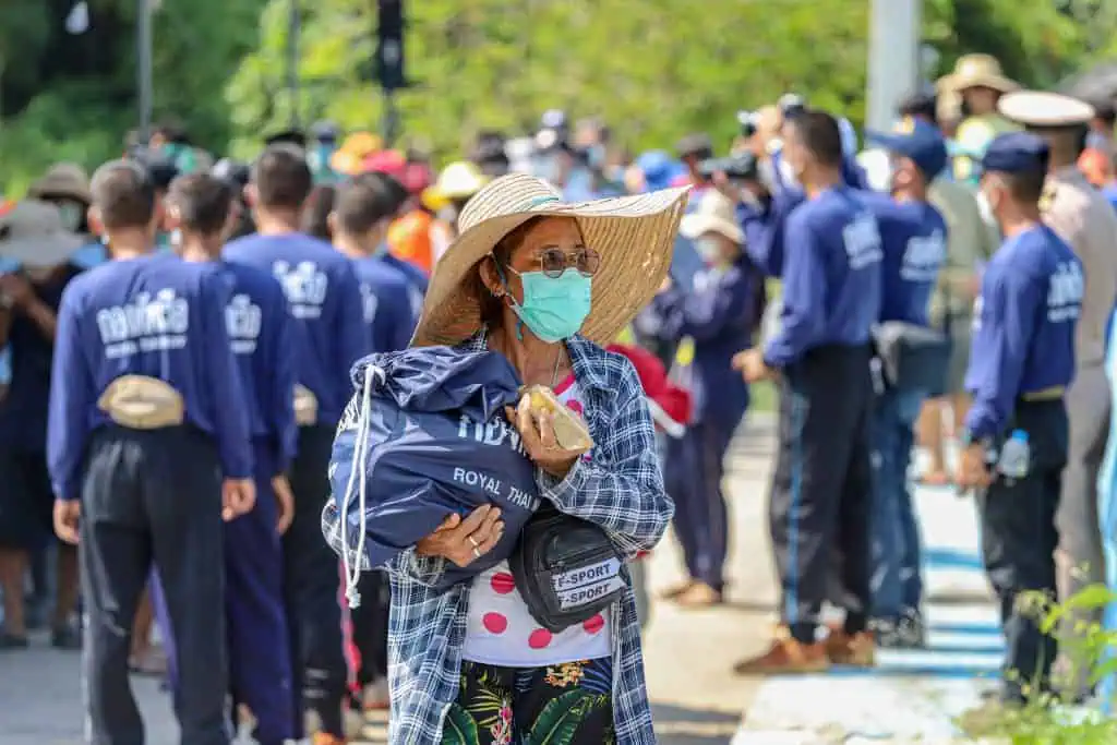 ศูนย์บรรเทาสาธารณภัยฐานทัพเรือกรุงเทพ มอบถุงยังชีพให้กับประชาชนตำบลพระงามจังหวัดสิงห์บุรี