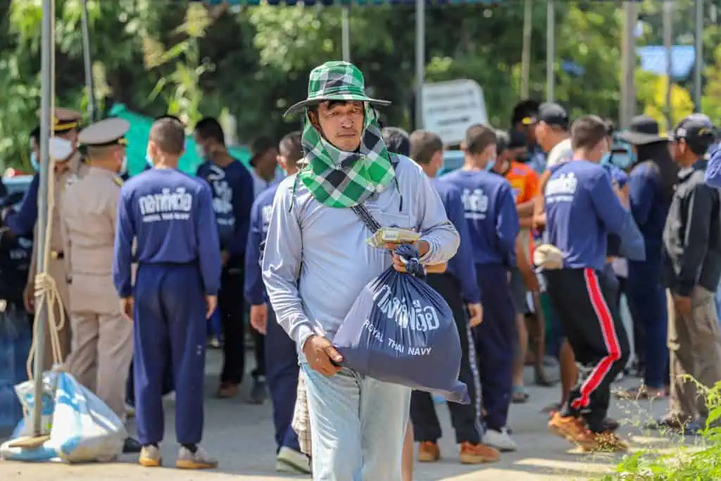 ศูนย์บรรเทาสาธารณภัยฐานทัพเรือกรุงเทพ มอบถุงยังชีพให้กับประชาชนตำบลพระงามจังหวัดสิงห์บุรี