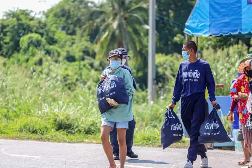 ศูนย์บรรเทาสาธารณภัยฐานทัพเรือกรุงเทพ มอบถุงยังชีพให้กับประชาชนตำบลพระงามจังหวัดสิงห์บุรี