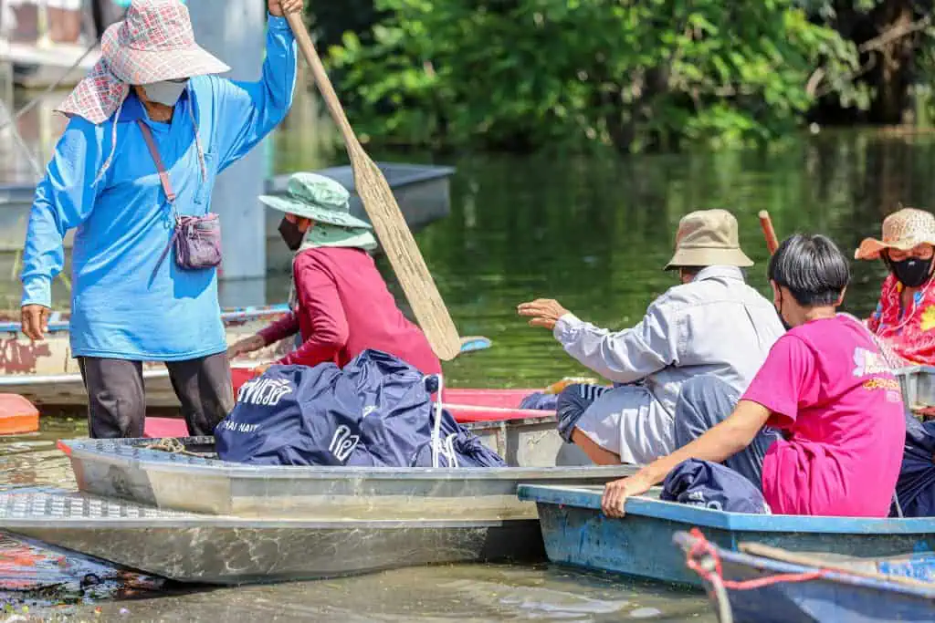 ศูนย์บรรเทาสาธารณภัยฐานทัพเรือกรุงเทพ มอบถุงยังชีพให้กับประชาชนตำบลพระงามจังหวัดสิงห์บุรี